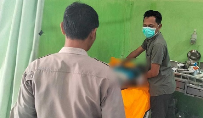 Petugas mengevakuasi  pria lanjut usia asal Kecamatan Ploso ditemukan meninggal dunia dalam kondisi tergantung di sebuah kawasan hutan terpencil wilayah Kecamatan Kabuh, Kabupaten Jombang, Jumat (30/5