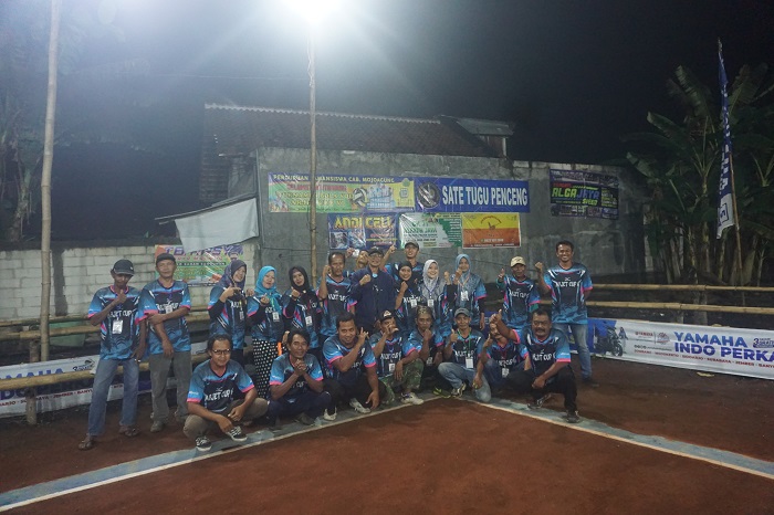 GELORAKAN SEMANGAT OLAHRAGA: Kepala Desa Sidokerto Abdul Halim bersama segenap panitia Arjet Cup VI saat mempersiapkan turnamen bola voli Arjet Cup VI.