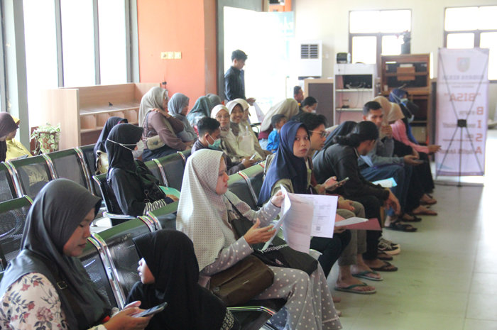 Warga melakukan perekaman KTP-el di kantor Dispendukcapil Jombang.