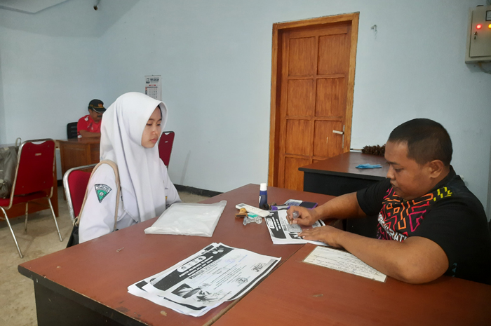 BERPRESTASI: Atlet karate Farah Maqbula saat meminta legalisir piagam ke KONI Jombang, Selasa (27/5).