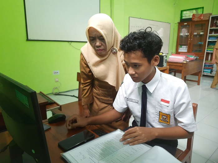 TELITI: Siswa SMPN 1 Jombang saat melakukan verifikasi nilai rapor di lab komputer sekolah, Senin (26/5).