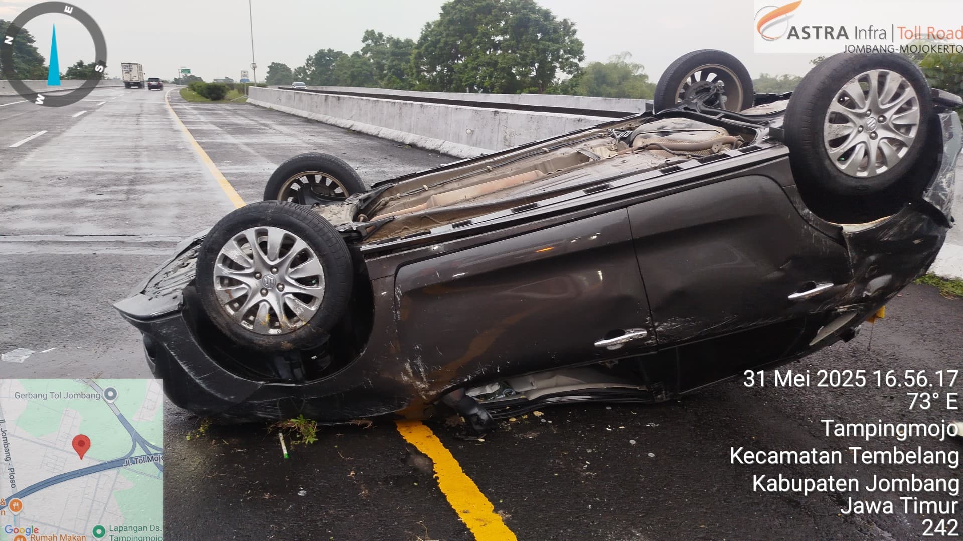 Kondisi mobil yang terbalik di tol Jombang, Sabtu (31/5).