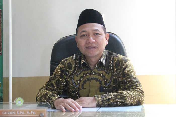 BERDEDIKASI: Kepala MA Unggulan KH Abd Wahab Hasbulloh Bahrul
