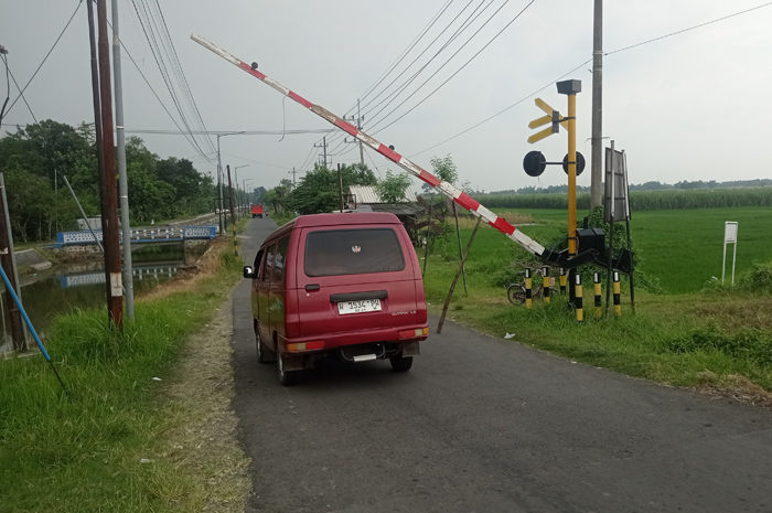DISANGGA BAMBU: Salah satu palang pintu rel kereta api di Dusun Gondekan, Desa Jambu, Kecamatan Jombang yang rusak (31/5).