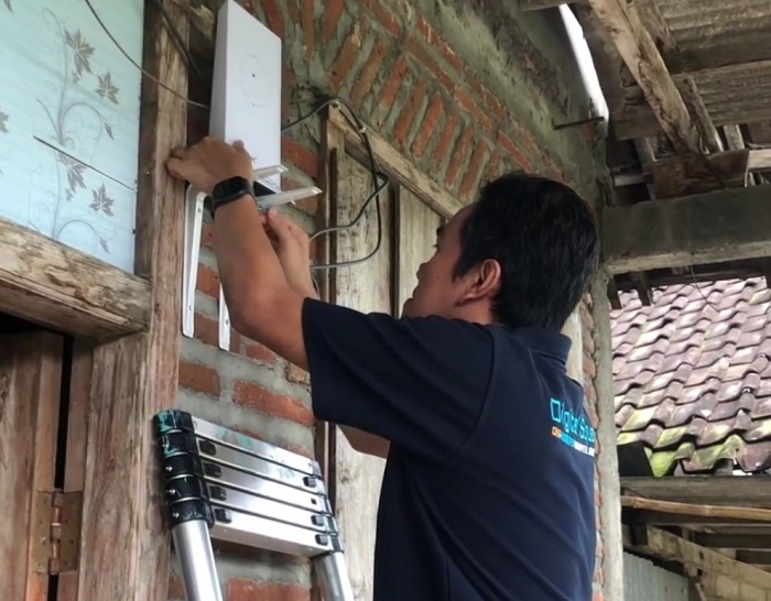 DIPASANG: Petugas memasang wifi rakyat di SDN Jiporapah 2 di Dusun Kedundeng, Desa Jiporapah, Kecamatan Kabuh.