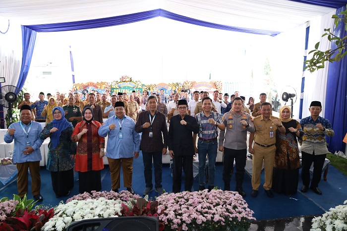 Direktur Jawa Pos Radar Jombang M. Nur Kholis bersama Bupati Jombang Warsubi dan Wabup Salman foto bersama seluruh tamu undangan.