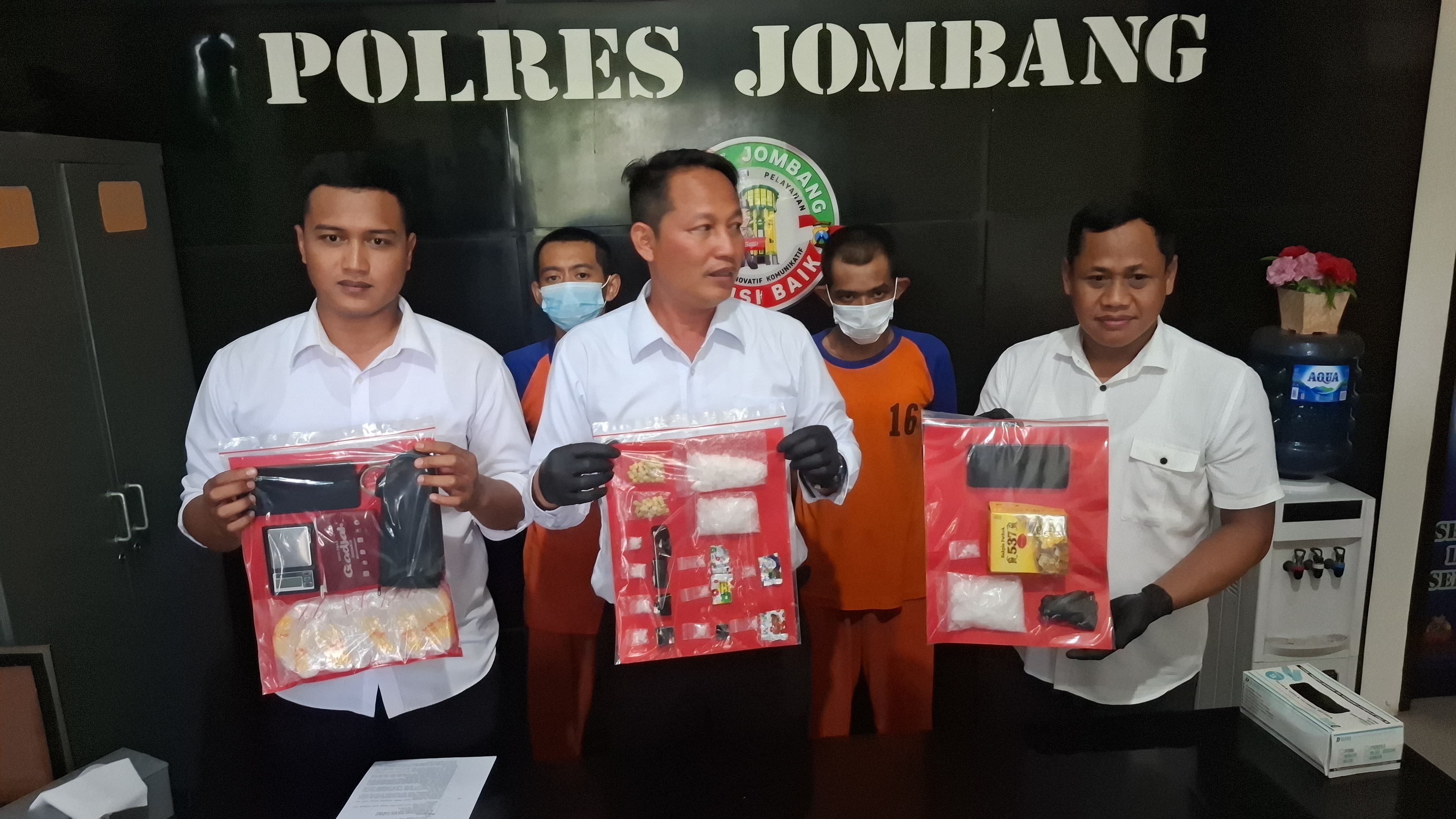 Polisi menunjukkan dua kurir narkoba dan barangbukti yang diamankan darinya