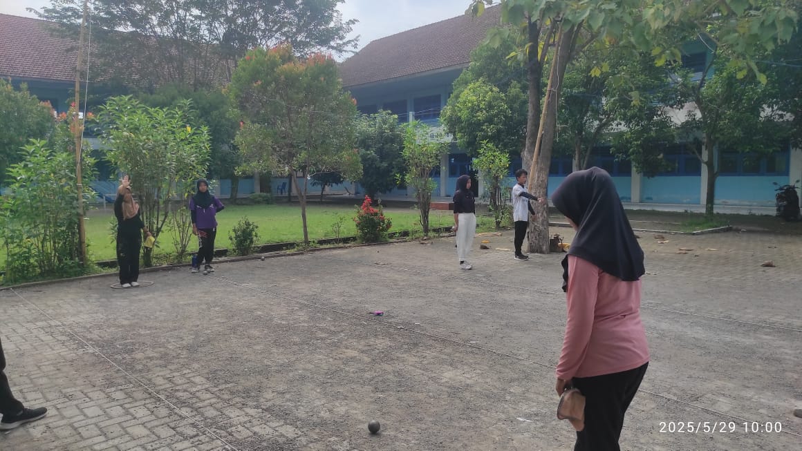Atlet petanque saat latihan di halaman SMK Khoiriyah Sumobito (29/5).