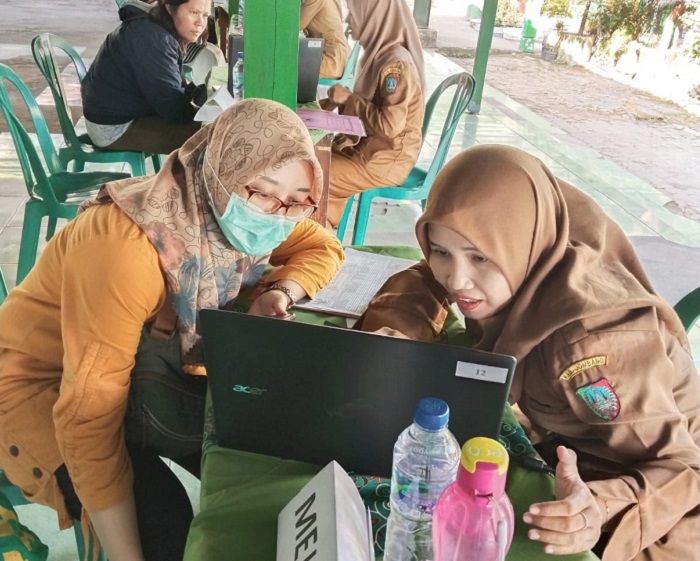 Ilustrasi SPMB Online: kegiatan SPMB di SDN Kepanjen 2 secara online dibantu panitia sekolah, 2024
