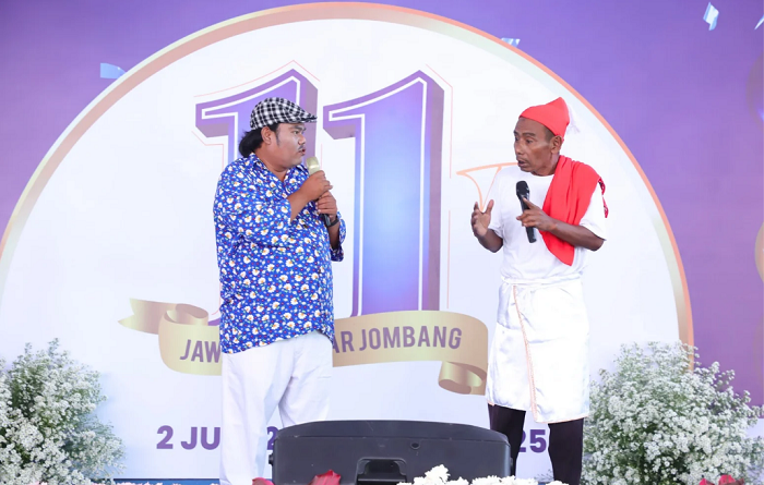 KHAS JOMBANG: Cak Sukri dan Cak Jikin dua tokoh besutan Jombangan saat tampil di tasyakuran HUT Jawa Pos Radar Jombang ke 11 kemarin (2/6).