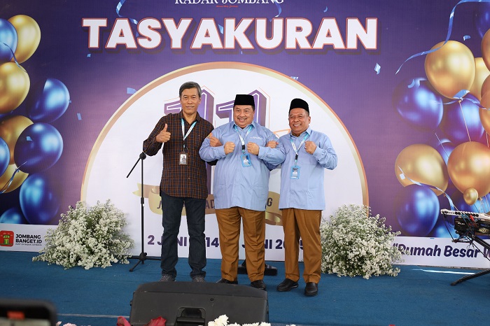 TASYAKURAN: Direktur Jawa Pos Radar Jombang M Nur Kholis bersama Bupati Jombang Warsubi dan Wabup Salmanudin Yazid foto bersama usai potong tumpeng kemarin (2/5).