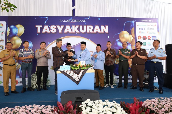 TASYAKURAN: Direktur Jawa Pos Radar Jombang M Nur Kholis bersama Bupati Jombang Warsubi dan Wabup Salmanudin Yazid foto bersama usai potong tumpeng kemarin (2/5).