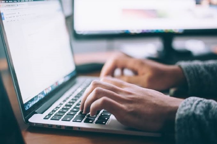 Ilustrasi orang menggunakan laptop (foto: pixabay)