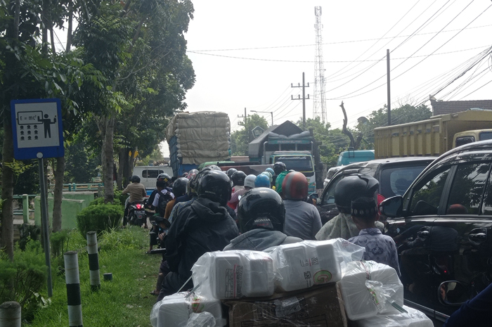 DIURUK LAGI: Pelebaran jalan provinsi di Desa Pesantren, Kecamatan Tembelang batal menggunakan lahan PT KAI.