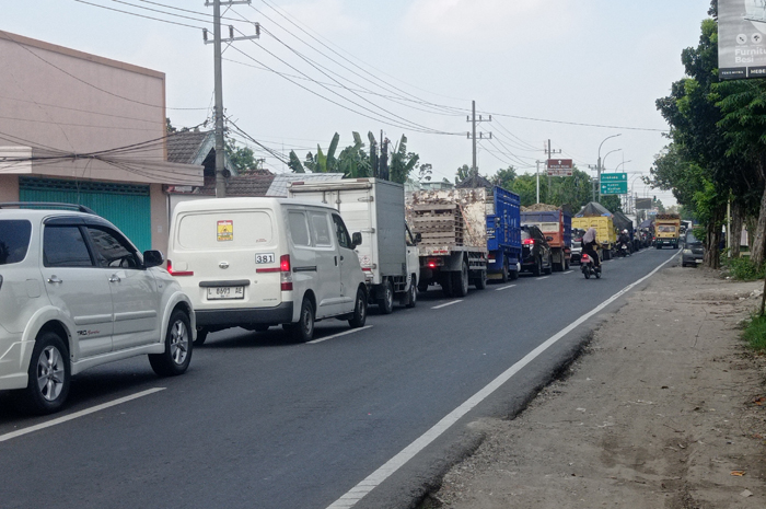 DIURUK LAGI: Pelebaran jalan provinsi di Desa Pesantren, Kecamatan Tembelang batal menggunakan lahan PT KAI.