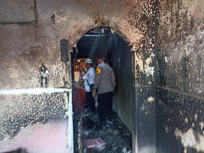 Aksi nekat, dilakukan Marifah, 47, warga Dusun Randulawang, Desa Bandung, Diwek, Jombang Rabu (4/6) pagi. Akibat aksinya itu, rumah korban ludes terbakar.