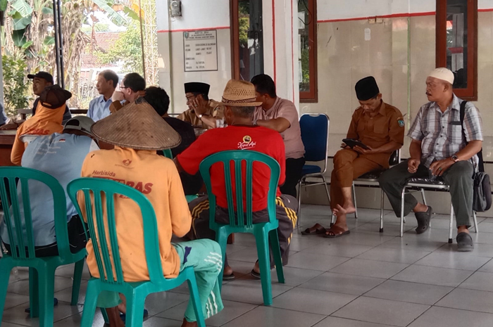 Puluhan petani jagung di Dusun Kedungsari, Desa Balongsari, Kecamatan Megaluh mendatangi balai desa, Senin (2/6) siang