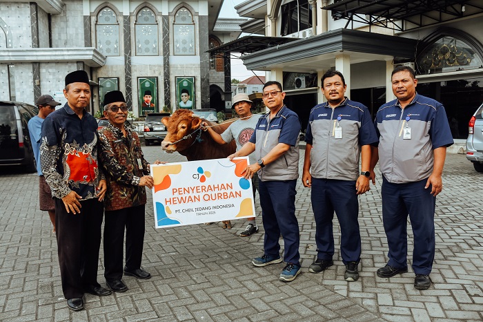 RUTIN: Jajaran PT CJI Jombang menyerahkan satu ekor sapi untuk Masjid Agung Baitul Mukminin yang diterima Plt Kabag Kesra Setdakab Jombang, Supriadi.