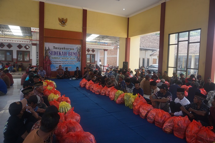 TRADISI: Kepala Desa Sumberjo Suti memberikan sambutan saat acara sedekah bumi di aula kantor Desa Sumberjo, Jumat (30/5) pagi.