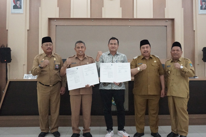 Direktur Utama Bank Jombang, Afandi Nugroho, didampingi Bupati Warsubi dan Wabup Samanudin Yazid usai penandatanganan kerja sama inovasi pembayaran pajak elektronik, Selasa (3/6).