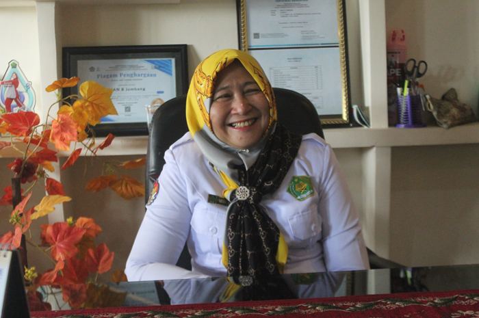 Dra Farida Priyatna MM, kepala MAN 8  Jombang
