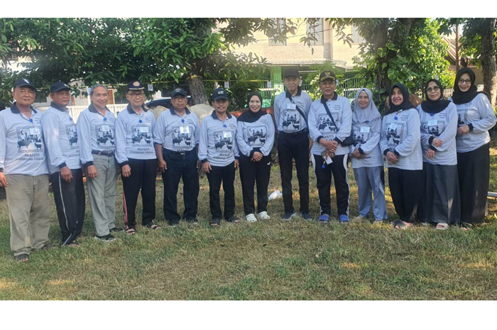 KOMPAK: Takmir dan Panitia Kurban Masjid Jombang Permai bersama khotib Idul Adha Pengasuh PP Darul Falah Jeruk Macan Jetis Kab Mojokerto KH Chamim Kohari MPd, Jumat (6/6).
