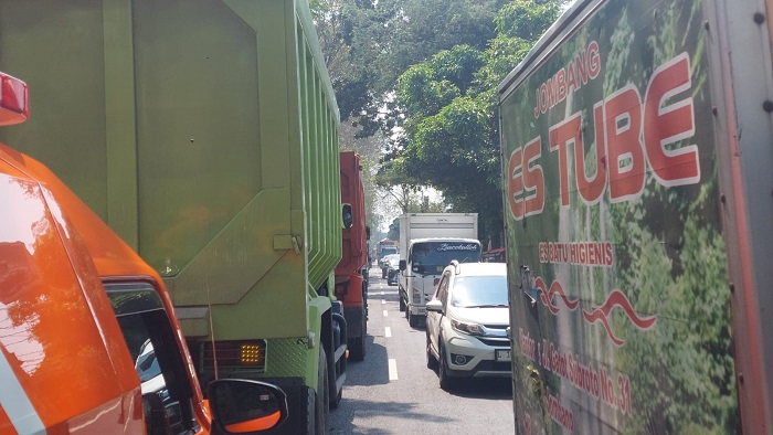 Proyek pelebaran jalur provinsi Jombang-Ploso membuat kepadatan kendaraan tak terhindarkan setiap hari.