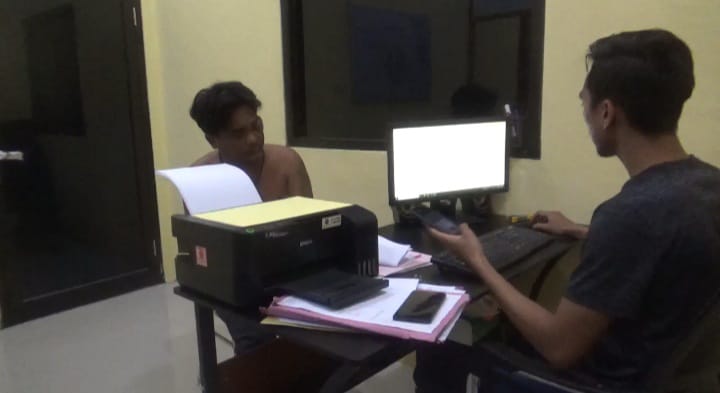 Pelaku pencurian saat diamankan di Mapolsek Diwek