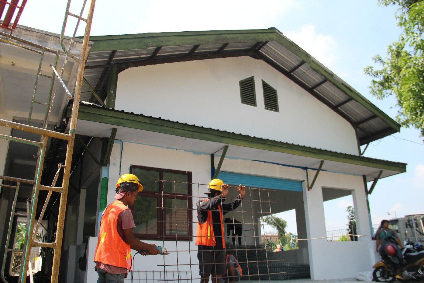 DIKEBUT: Pekerja terus mengebut proyek renovasi gedung SKB Mojoagung menjadi Sekolah Rakyat, Sabtu (7/6).