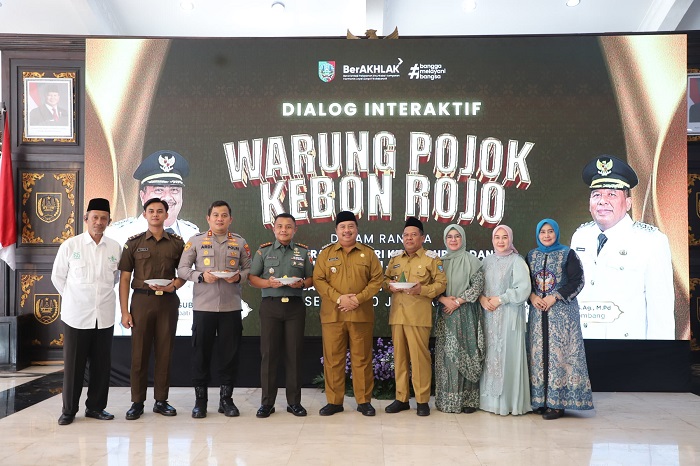 SINERGI: Bupati Jombang Warsubi didampingi Wabup Salman usai potong tumpeng tasyakuran 100 hari di Pendopo Kabupaten Jombang, kemarin (10/6).