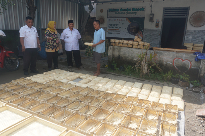 KREATIF: Kepala Desa Grogol Khabibah (baju batik) bersama Camat Diwek Agus Sholihudin (mengenakan peci) didampingi perangkat desa saat mengunjungi rumah produksi perajin