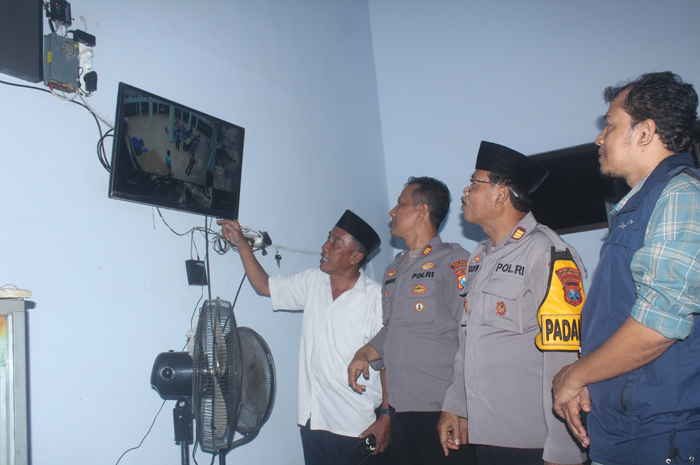 CANGGIH: Dari kiri, Kades Tapen Bahrul Ulum, Kasat Binmas Polres AKP Pranan Edi, Kapolsek Kudu Kompol Agus Edy Wijaya dan GM Jawa Pos Radar Jombang, Sulton Arif, memantau CCTV di Balai Desa Tapen, Min