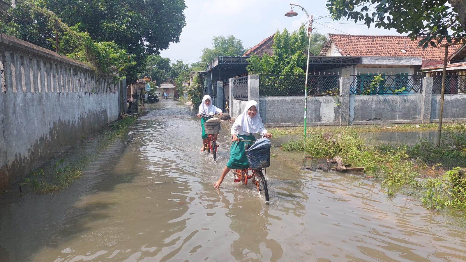 Hingga Selasa (10/6) siang, genangan air masih menggenangi permukiman warga Dusun Grudo, Desa Madiopuro, Kecamatan Sumobito