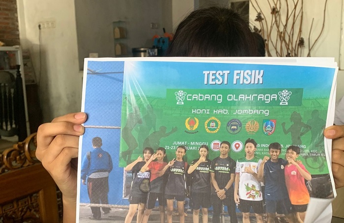 GELO: Atlet sepatu roda yang dicoret menunjukkan foto keikutsertaannya pada tes fisik yang digelar KONI Jombang.