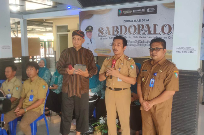 Kepala DPMD Jombang Solahudin Hadi Sucipto (tengah) saat menjelaskan program Sabdopalon di Desa Kalikejambon, Selasa (10/6)