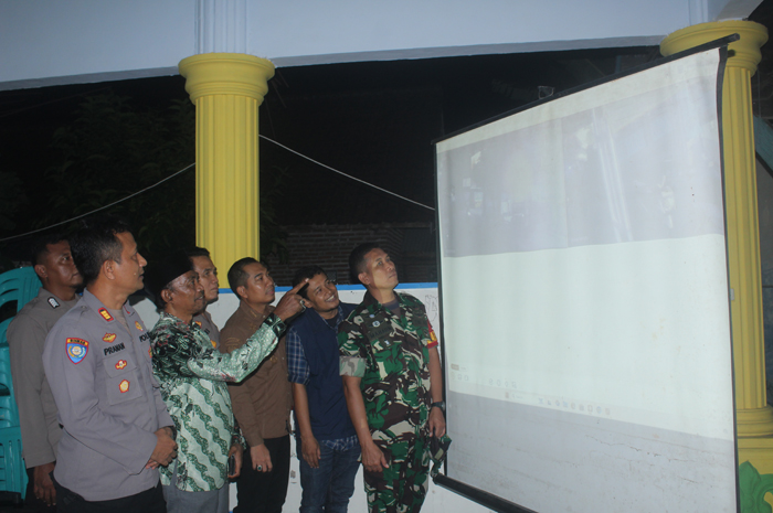 TELADAN: Kasat Binmas Polres AKP Pranan Edi, Kapolsek Peterongan, Iptu Solihin Budi Santoso, Camat M Eryk Arif, GM Jawa Pos Radar Jombang, Sulton Arif, dan Kades Mancar Nur Prasetyo, Rabu (12/6).