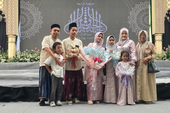 TELADAN: Wakil Ketua Komisi D DPRD Jombang, HM Syarif Hidayatullah ST MMT (Gus Sentot), bersama putrinya, Aisyah Salsabila Aljinani yang wisuda khatam Quran bil gaib 30 juz di PP Yanbu