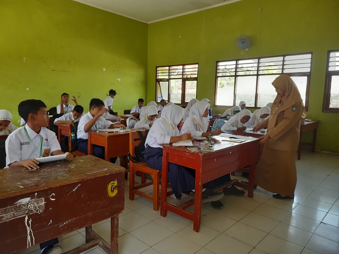 KBM: Guru memimpin proses pembalajaran di sekolah.