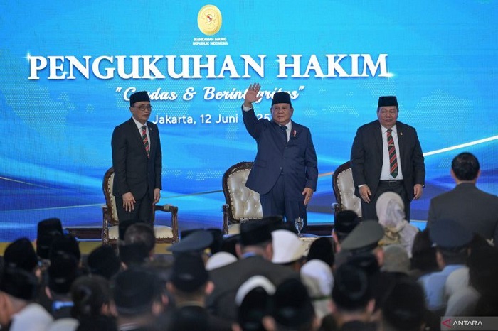Presiden Prabowo Subianto  usai upacara pengukuhan di Gedung MA, Jakarta, Kamis (12/6)