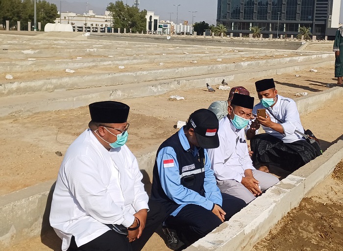 Ketua KBIH Thoriqul Jannah melalui Sekretaris Yayasan Thoriqul Jannah H Zulfikar Damam Ikhwanto Adhim saat mendampingi proses pemakaman di Syaraya Makkah, Kamis (12/6) sore WAS.