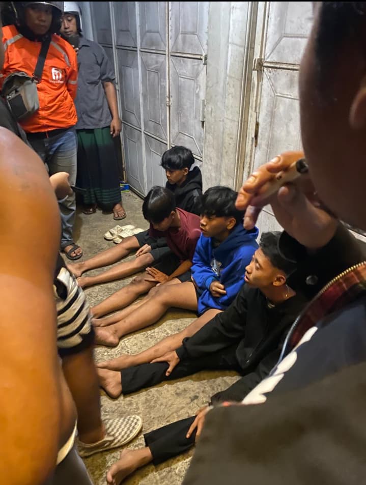 Empat gangster bocil yang diringkus warga di Brambang Diwek Jombang Minggu dini hari tadi