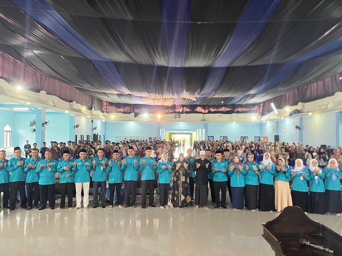 Plt Kepala Cabang Dinas Pendidikan Wilayah Kabupaten Jombang, Pinky Hidayati foto bersama seluruh peserta
