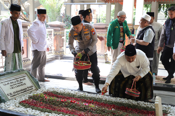 ZIARAH: Bupati Jombang Warsubi didampingi Wabup dan Kapolres saat ziarah ke Makam Gus Dur, Minggu (15/6).