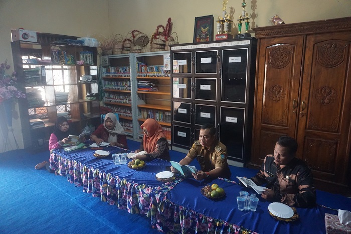 RUMAH ILMU: Kepala Desa Bongkot Moh. Yahya mendampingi Camat Peterongan Mohammad Eryk Arif dan jajaran pengelola perpusdes saat mengunjungi perpustakaan Darul Ilmi Desa Bongkot.