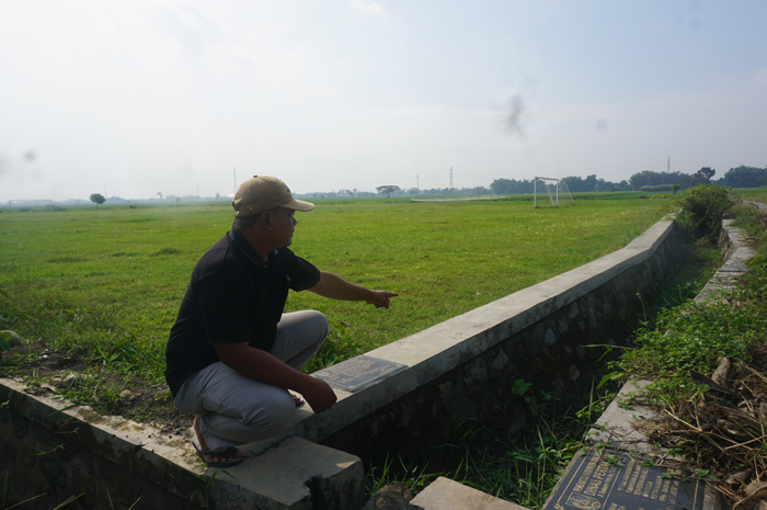 INFRASTRUKTUR PENUNJANG: Kepala Dusun Kajangan Heri Widodo melakukan pengecekan bangunan TPT lapangan Desa Kepuhkajang.