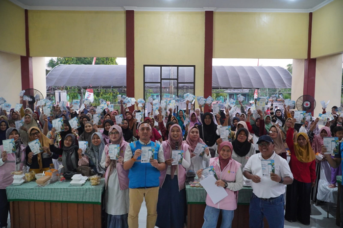 KOMPAK: Direktur Retail dan Niaga PLN Edi Srimulyanti dan Manajer PT PLN UP3 (Unit Pelaksana Pelayanan Pelanggan) Mojokerto, Muhammad Syafdinnur bersama peserta Sarasehan Perempuan Berdaya untuk Indon