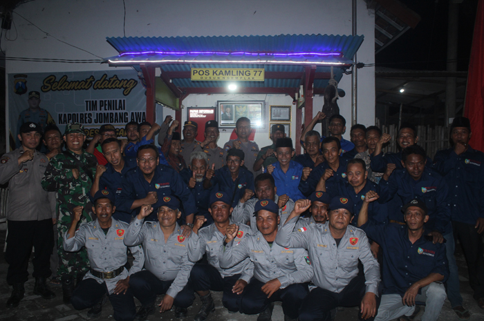 SERAGAM:  Kasat Binmas Polres Jombang, AKP Pranan Edi, Kapolsek Perak Iptu M Supriyo, Kades Pagerwojo Imam Wahyudi, bersama linmas di Poskamling 77 Dusun Ngemplak, Kamis (12/6).