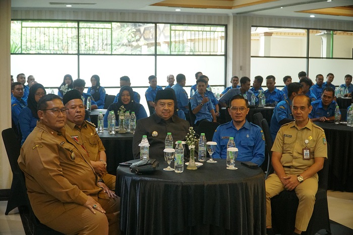 KOMPAK: Direktur Perumdam Tirta Kencana Jombang, Khoirul Hasyim, mendampingi Bupati Warsubi, Senin (16/6).