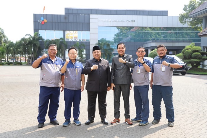 SINERGI: Bupati Jombang Warsubi bersama jajaran PT CJI, Senin (16/6).