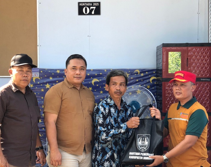 RAMPUNG: Kepala Dinas Sosial Jombang Hari Purnomo secara simbolis menyerahkan huntara kepada warga terdampak longsor Desa Sambirejo Kecamatan Wonosalam, Minggu (16/6).